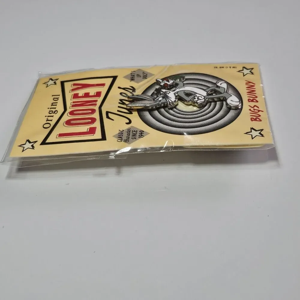 Looney Tunes Lapel Pin Bugs Bunny 1993 Warner Brothers Eating Carrot Classic